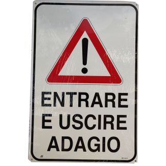 CARTELLO IN ALLUMINIO AUTOADESIVO  'ENTRARE USCIRE ADAGIO '. DIMENSIONI MM. 300X450