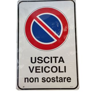 CARTELLO IN ALLUMINIO AUTOADESIVO  'USCITA VEICOLI NON SOSTARE '. DIMENSIONI MM.  300X450